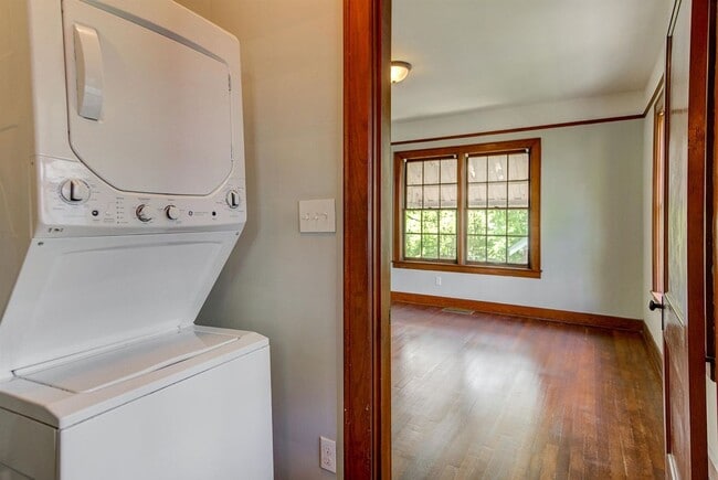 Building Photo - Pet Friendly 3-bedroom house