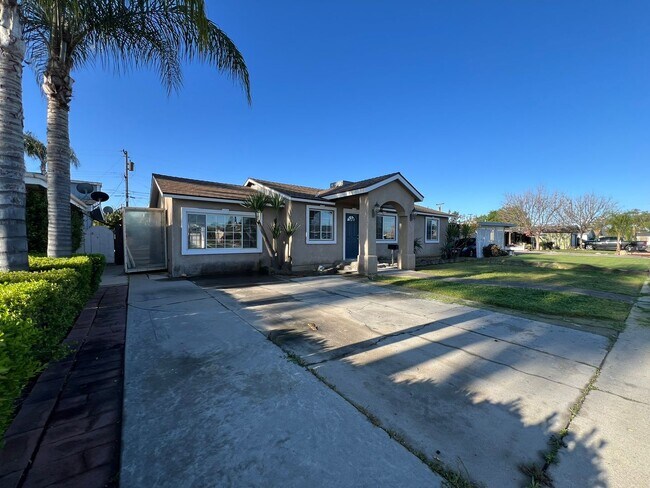 Building Photo - Dinuba Home! Coming Soon!