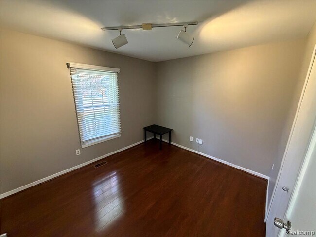 Building Photo - 39588 Squire Rd