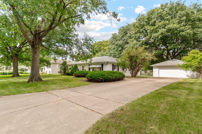 Building Photo - 1238 S Hill Dr