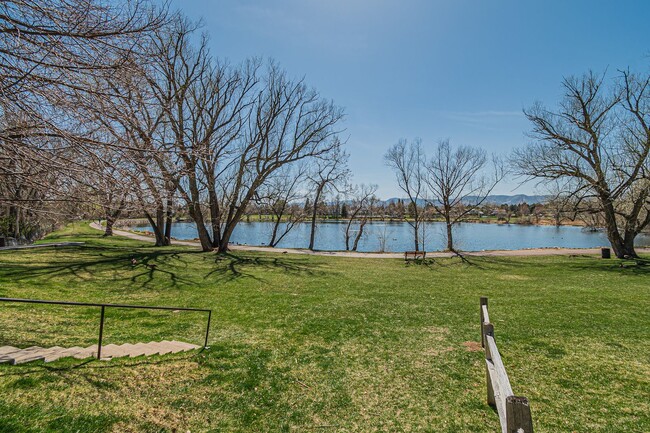 Building Photo - Spacious 3BD, 3BA Lakewood Townhome with F...
