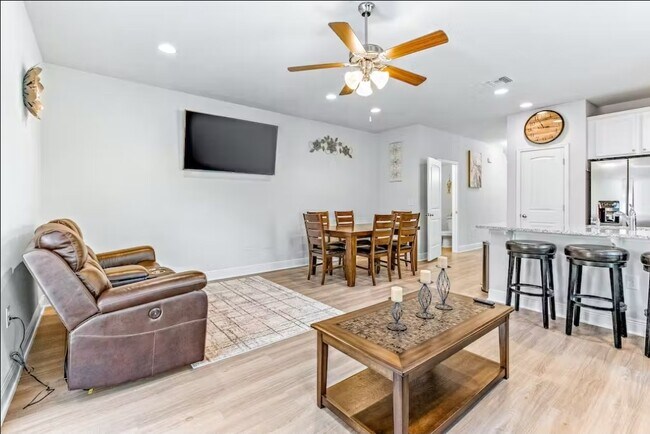 Building Photo - 7597 Shadow Lake Dr