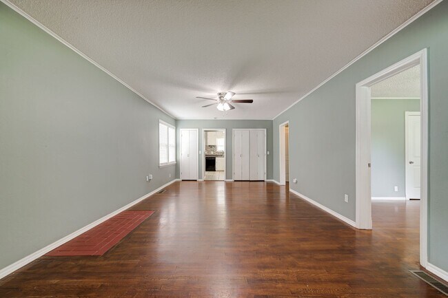 Building Photo - Super Cute Brick Home in Uptown OKC!