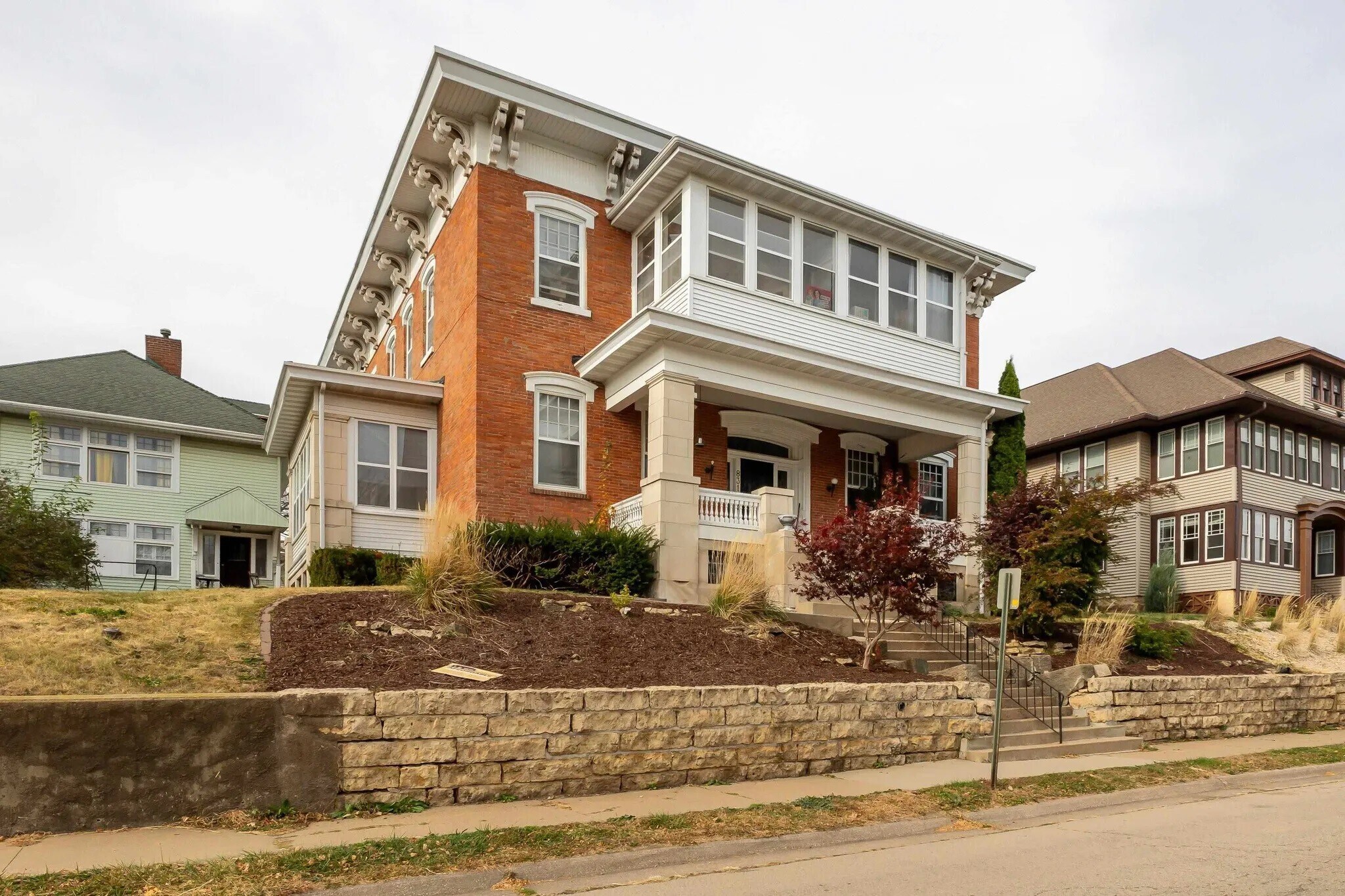 Building Photo - 831 Alpine St