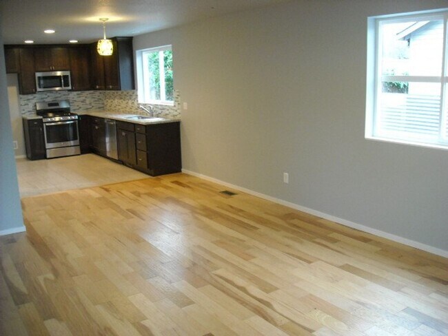 Building Photo - Charming SE Bungalow 3 Bed 2 Bathroom with Washer & Dryer