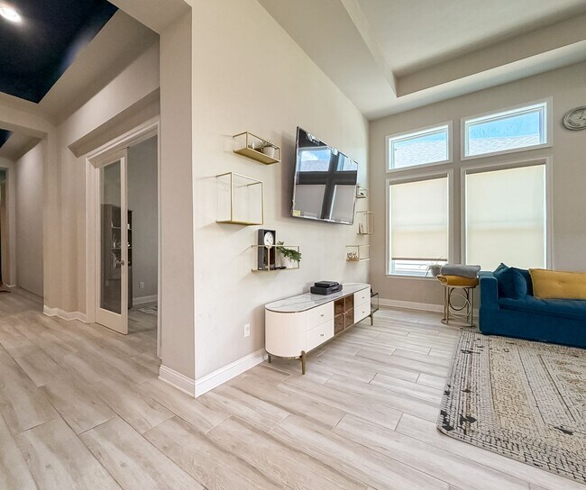 Building Photo - Modern-Luxury 5/3 in Oakmont