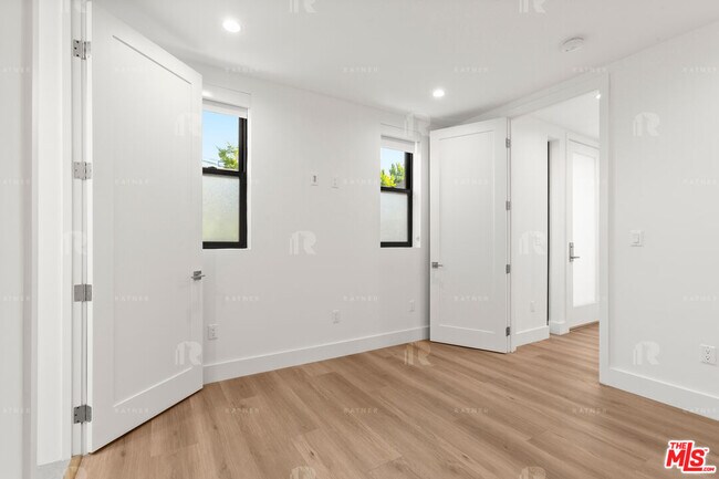 Building Photo - 1541 1/2 Hi Point St