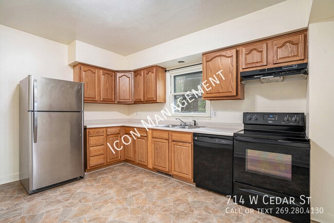 Building Photo - 714 W Cedar St