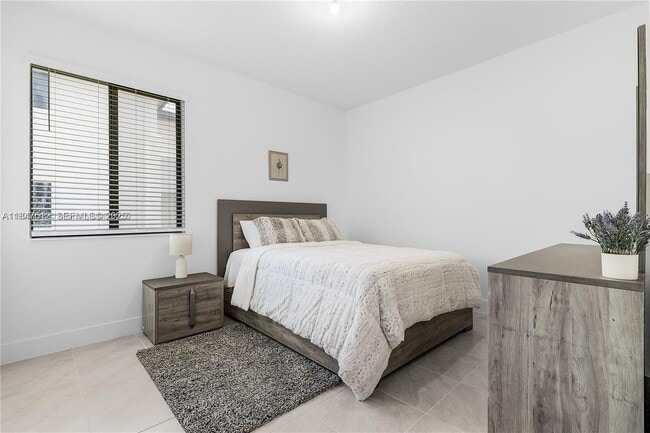 Building Photo - 5061 Penella Ave