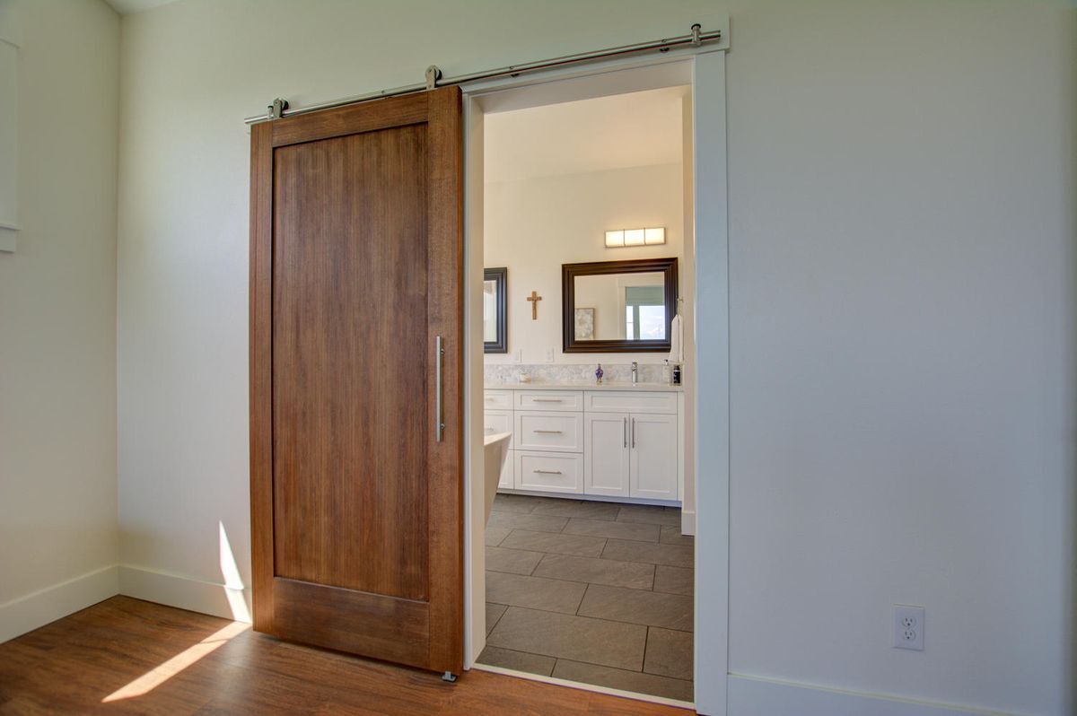 Building Photo - 14070 SE Baumback Ave