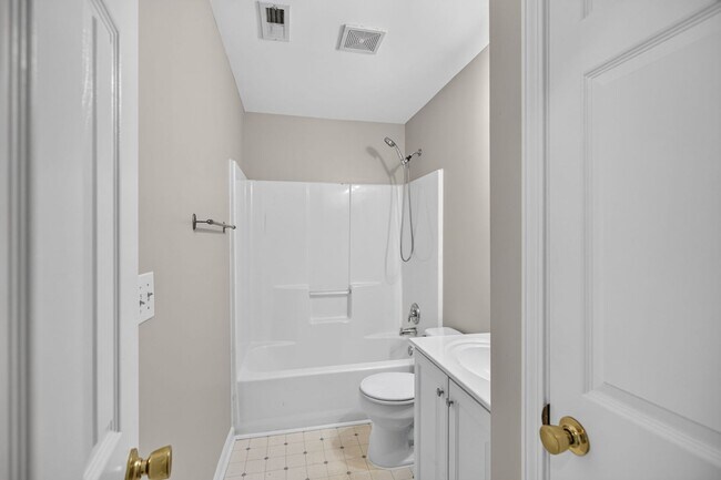 Building Photo - 390 Silverthorn Dr