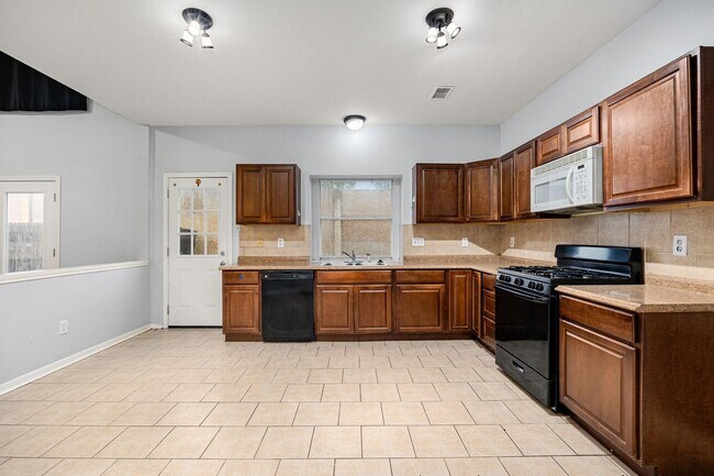 Building Photo - 15614 Hatfield Hollow Dr