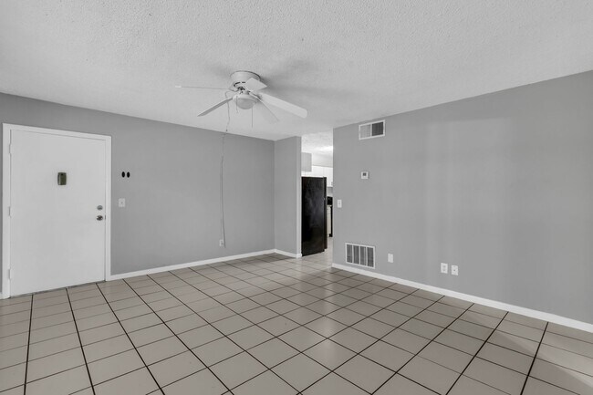 Building Photo - 1629 W Oak Ridge Rd