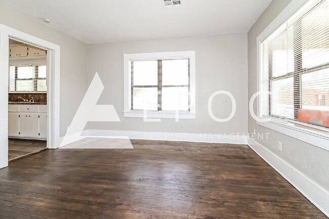 Building Photo - 705 E Hughbert St