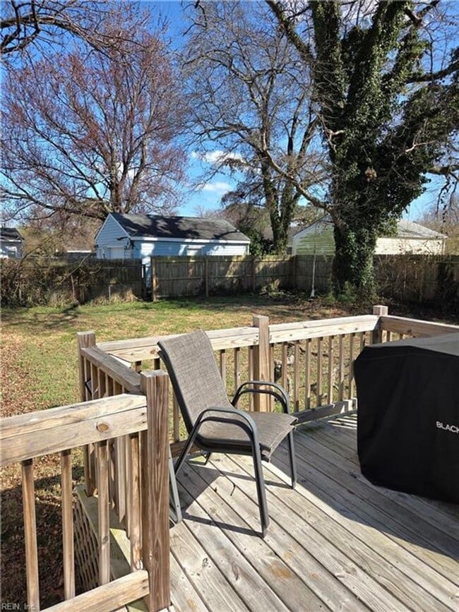 Building Photo - 1853 Springwood St