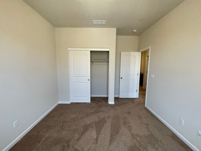 Building Photo - 3845 Lookout Dr