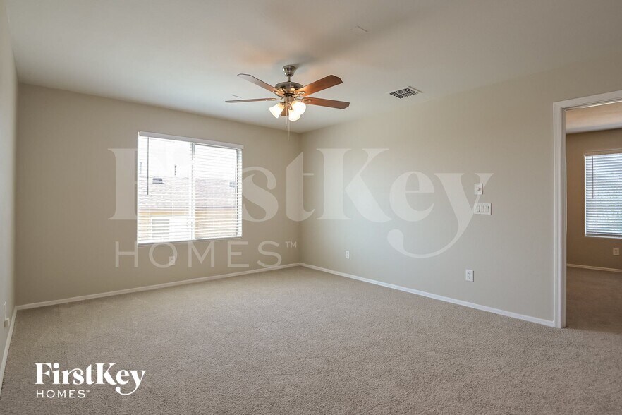Building Photo - 1320 S Woodbine Ln