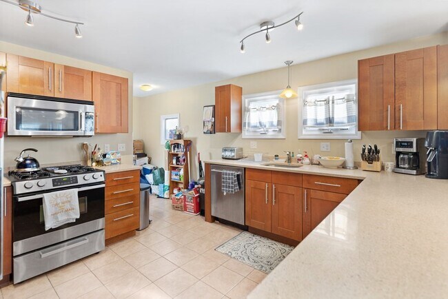 Primary Photo - 143 Sydney St