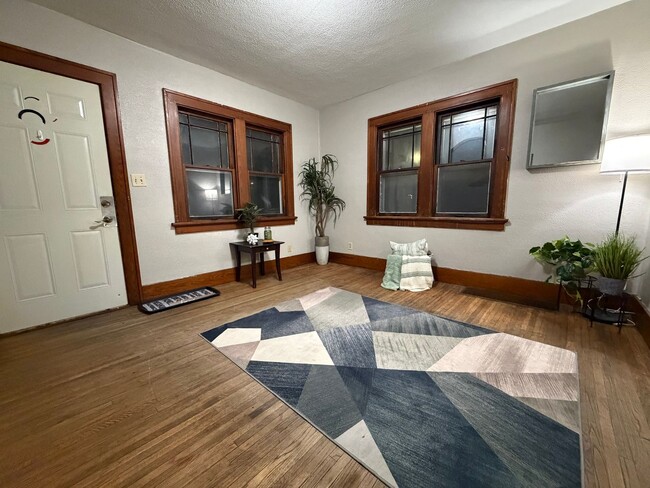 Building Photo - 2 bed, 1 bath home for rent in Waterloo