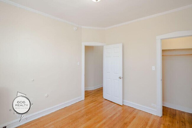 Building Photo - Rehabbed Units in Cicero!