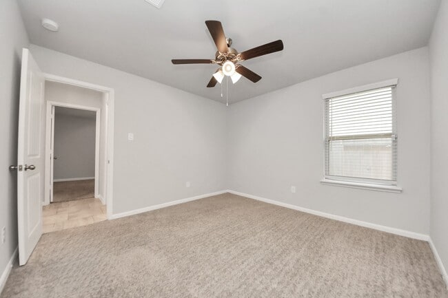 Building Photo - 1615 S City Oaks Ln