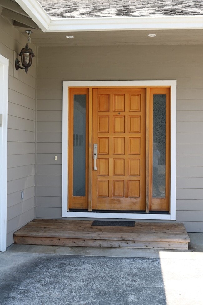 Building Photo - Gorgeous, spacious 3/2.5 with garage and o...