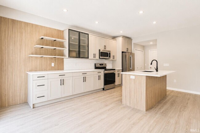 Building Photo - 3561 Canal Square Dr