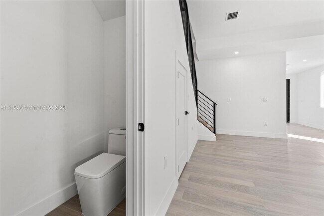 Building Photo - 740 NW 24th Ct