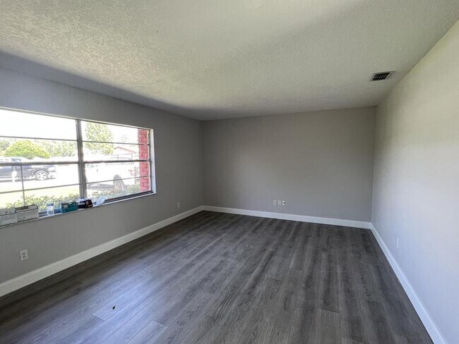Building Photo - 1313 Summer Breeze Rd