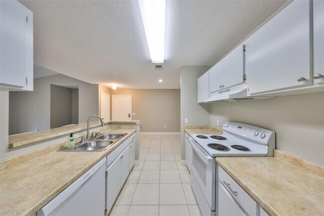 Building Photo - 9481 Highland Oak Dr