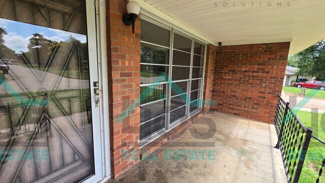 Building Photo - 3 Bedroom MWC w/Flex room!