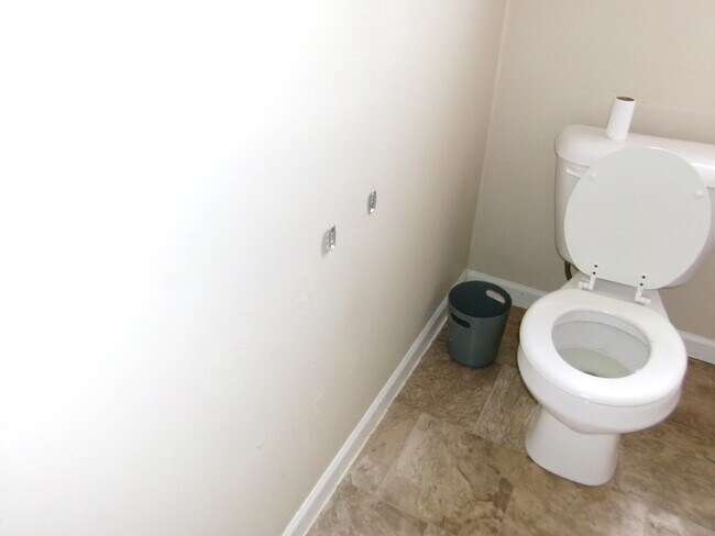 Building Photo - Charming & Updated Home Ready for Move-In