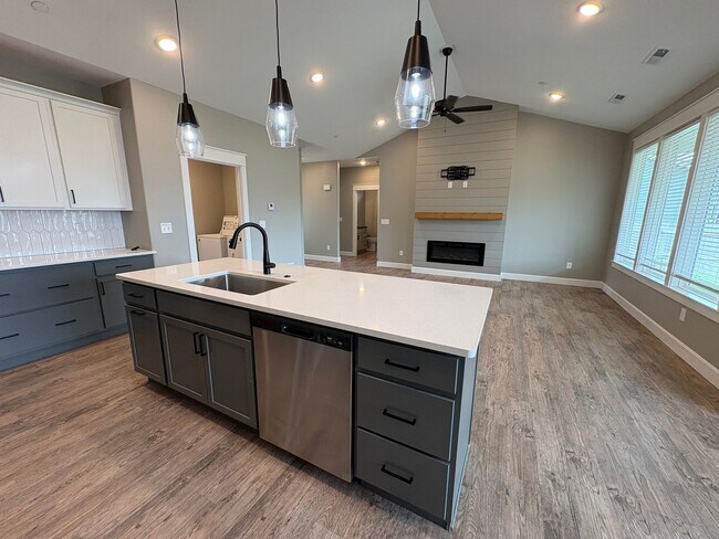 Building Photo - Modern Ranch Style Home in Quiet Neighborhood