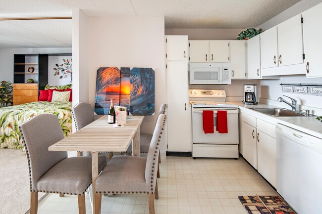 Full Kitchen - 2240 Kuhio Ave