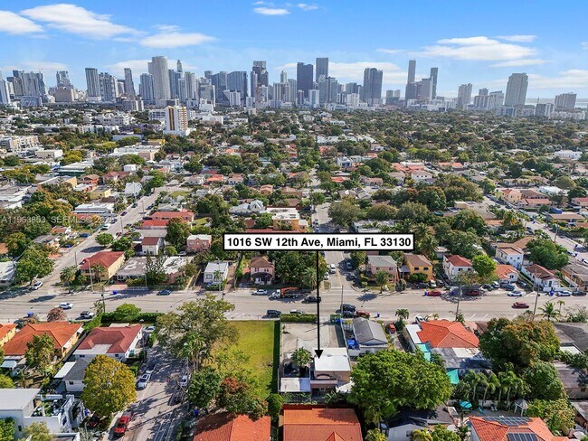 Building Photo - 1016 SW 12th Ave