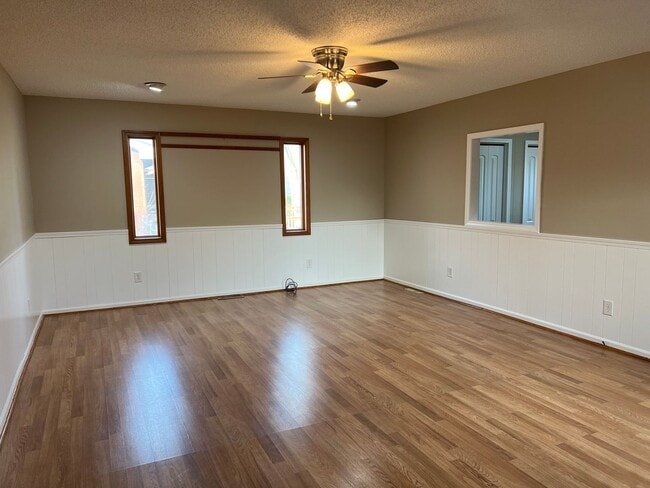 Building Photo - 3 Bedroom 2 Bathroom in Brentwood!