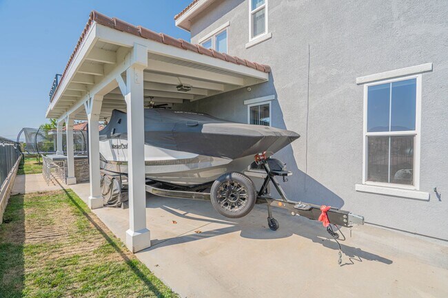 Building Photo - Spectacular 5-Bedroom Home with Pool, RV P...