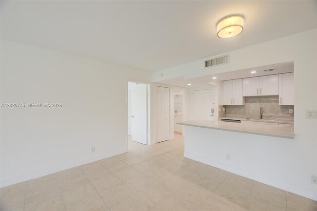 Building Photo - 200 Lakeview Dr
