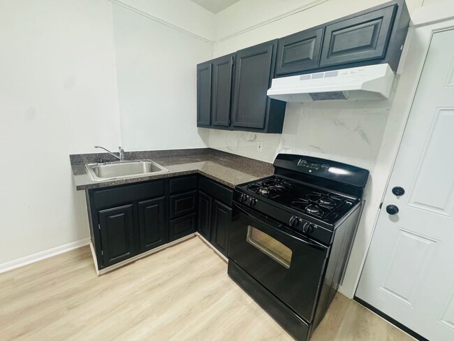 Building Photo - Refreshed 3bd/1bth House with Rear yard!!