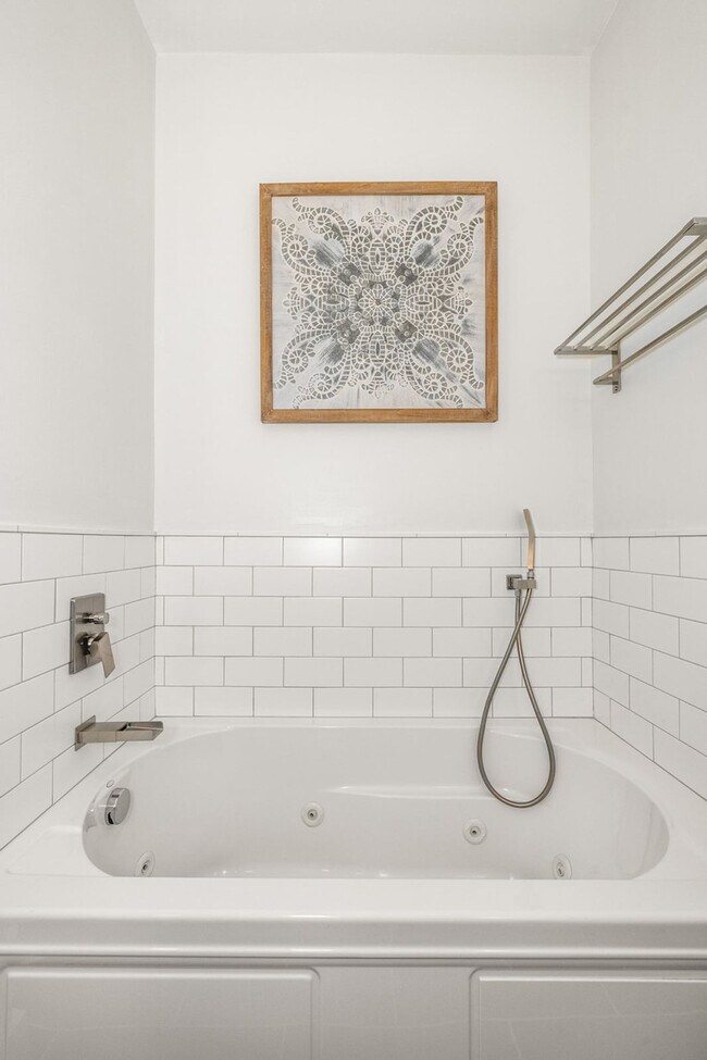 Building Photo - 1408 Pleasant St