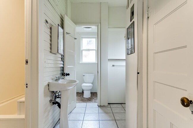 Building Photo - 4 Bedroom Ground Floor Apartment in Westside Neighborhood