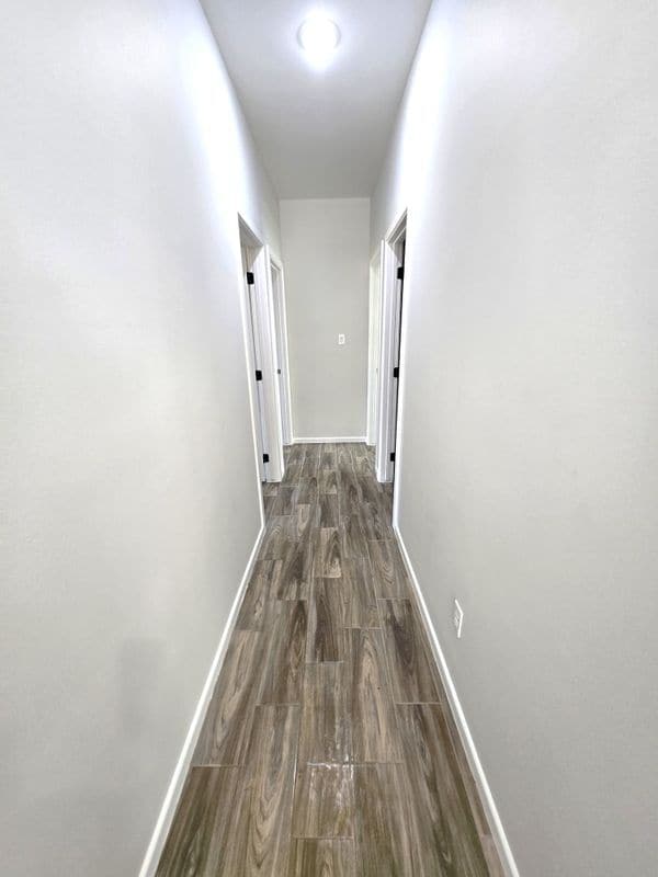 Building Photo - 913 N Clarence Ave