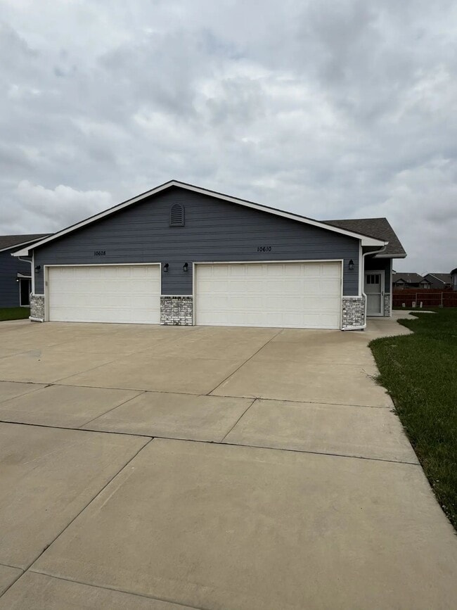 Building Photo - 10610 E Conifer St