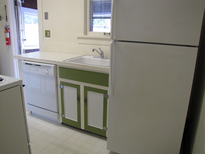 2d kit - 409 S Atherton St
