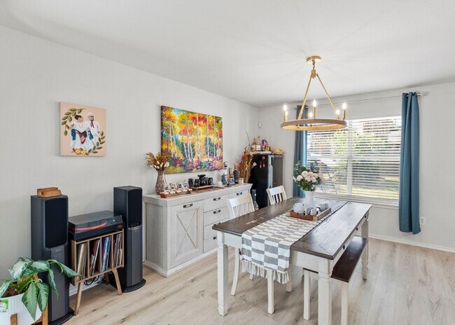 Building Photo - Charming 3-Bedroom Home in a Convenient Lo...