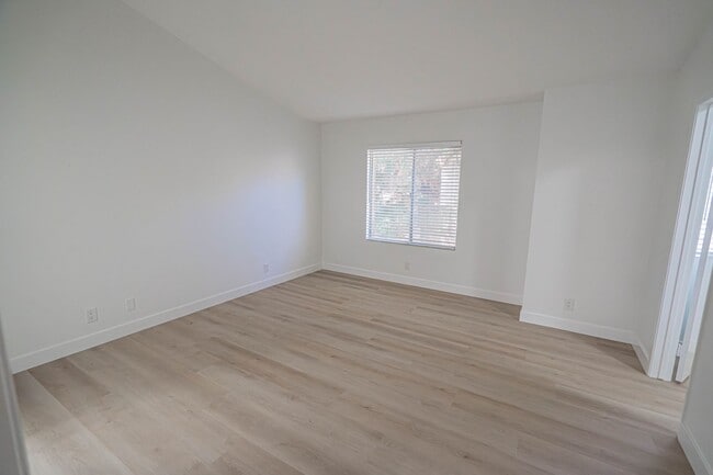 Building Photo - 2-Bedroom Townhouse with Community Pool & ...