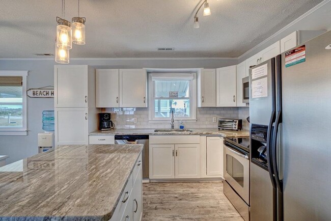 Building Photo - FURNISHED OFF-SEASON MONTHLY RENTAL-STARTI...