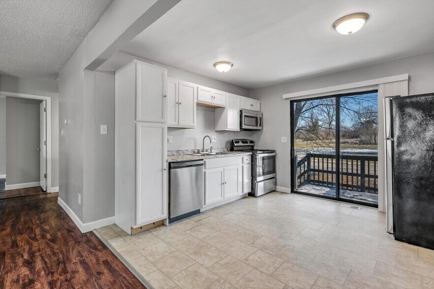 Building Photo - 11 Carriage Lane