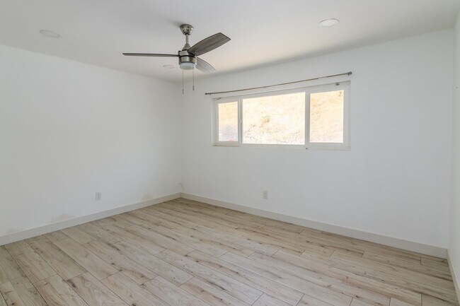 Building Photo - Refreshed 5-bedroom, 3-bathroom home locat...