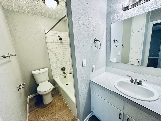 Building Photo - 1912 Valley Hill Cir